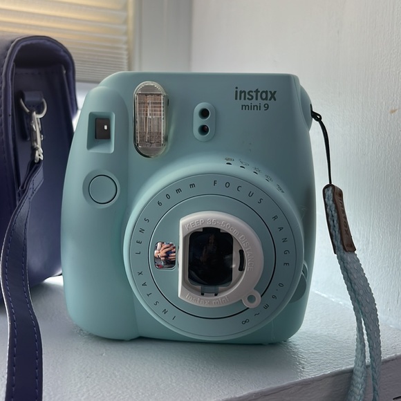 Polaroid camera and case - Picture 3 of 6